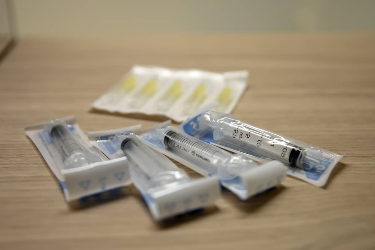 Avaamattomia ruiskuja ja neuloja pöydällä