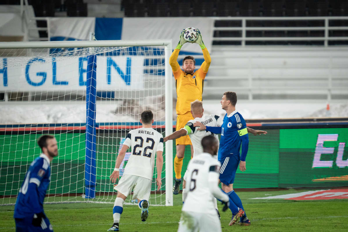 Jesse Joronen poimii pallon MM-karsintaottelussa 24.3.2021.