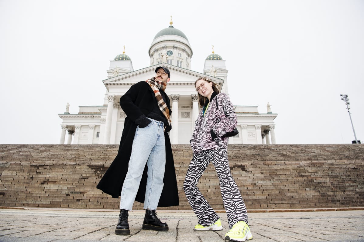 Arttu Mustonen ja Janita Autio Helsingin Tuomiokirkon portailla maaliskuussa.