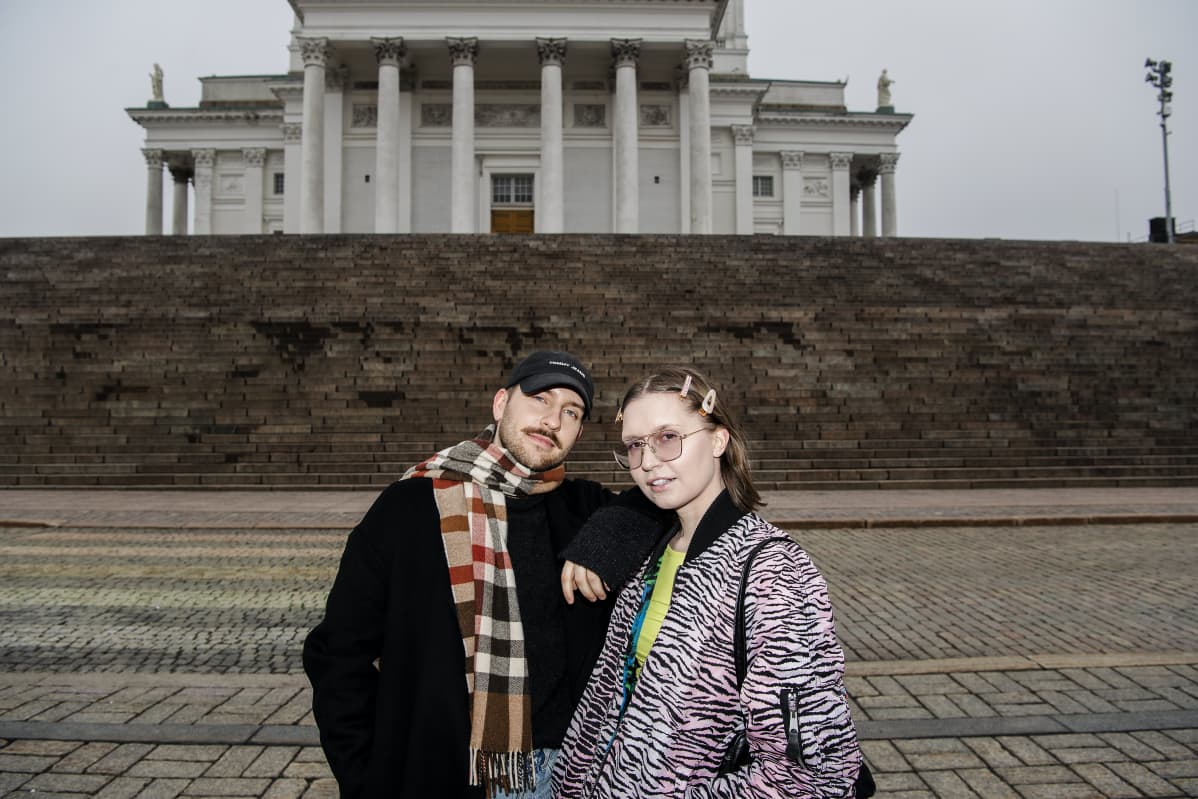 Arttu Mustonen ja Janita Autio Helsingin Tuomiokirkon portailla maaliskuussa.