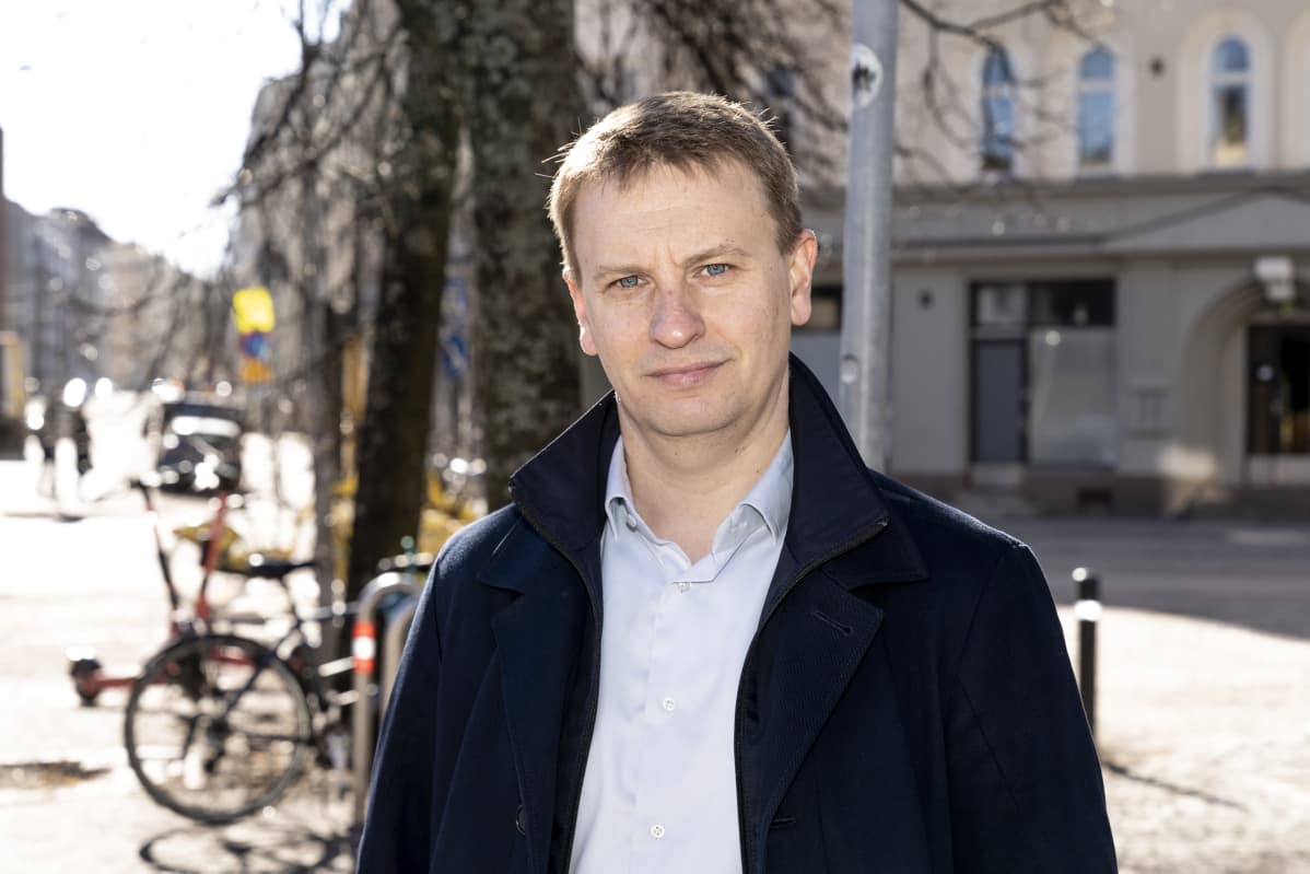 Simo Hiilamo aurinkoisella kadulla Töölössä, Helsingissä.