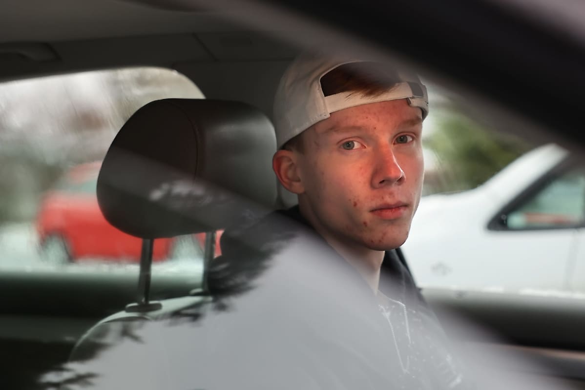 Kokkolalainen Ville Kotilainen istuu autossaan.
