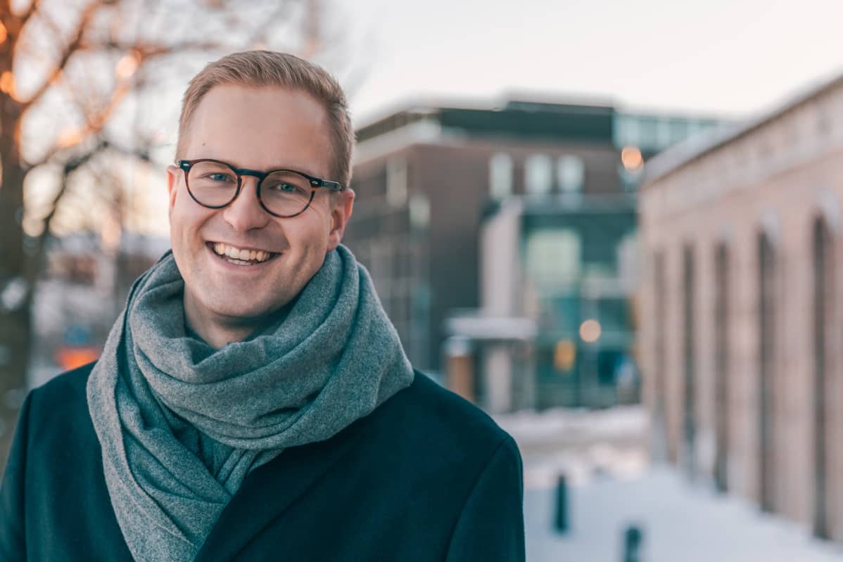 Ekonomisti Sakari Rokkanen poseeraa kameralle.