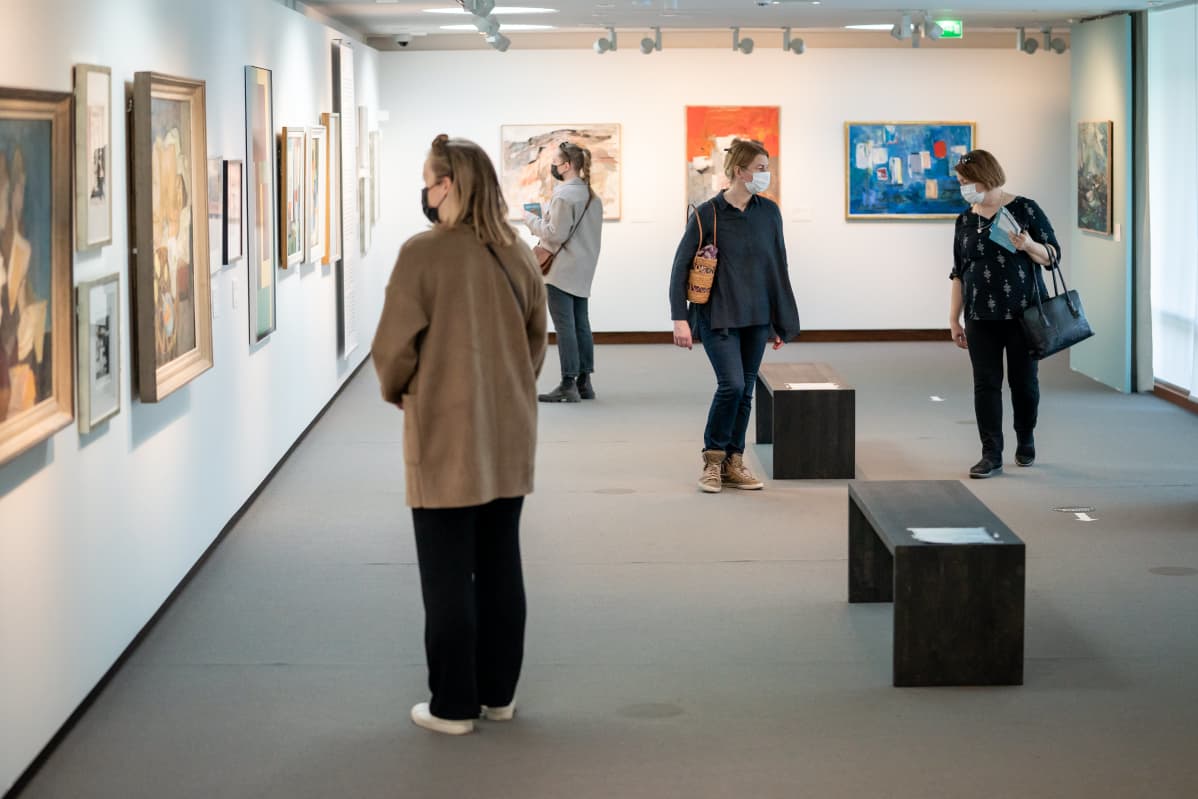 Ihmisiä Didrichsenin taidemuseossa