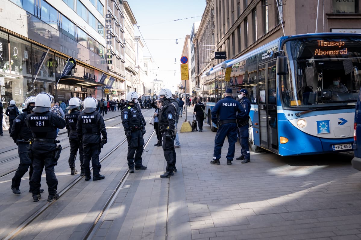 Polisi sulkee Aleksanterinkadun.