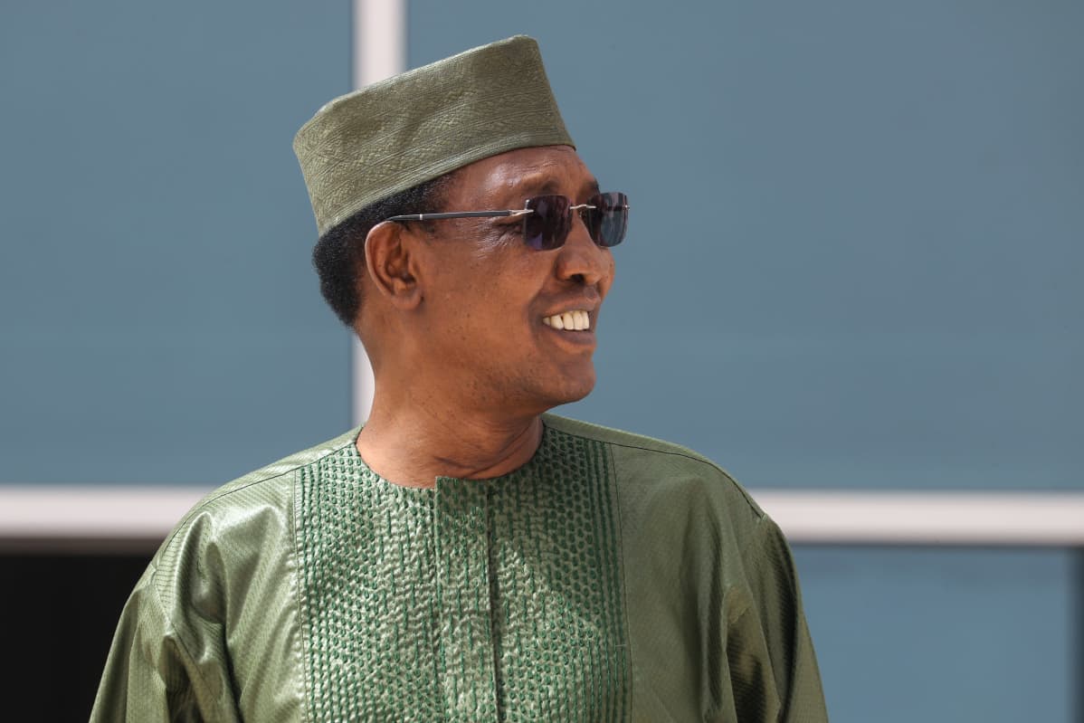 Idriss Deby viherässä paidassa ja laikissa sekä aurinkolaseissa