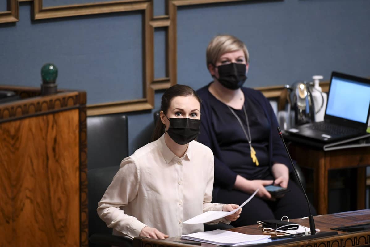 Annika Saarikko ja Sanna Marin Eduskuntasalissa.