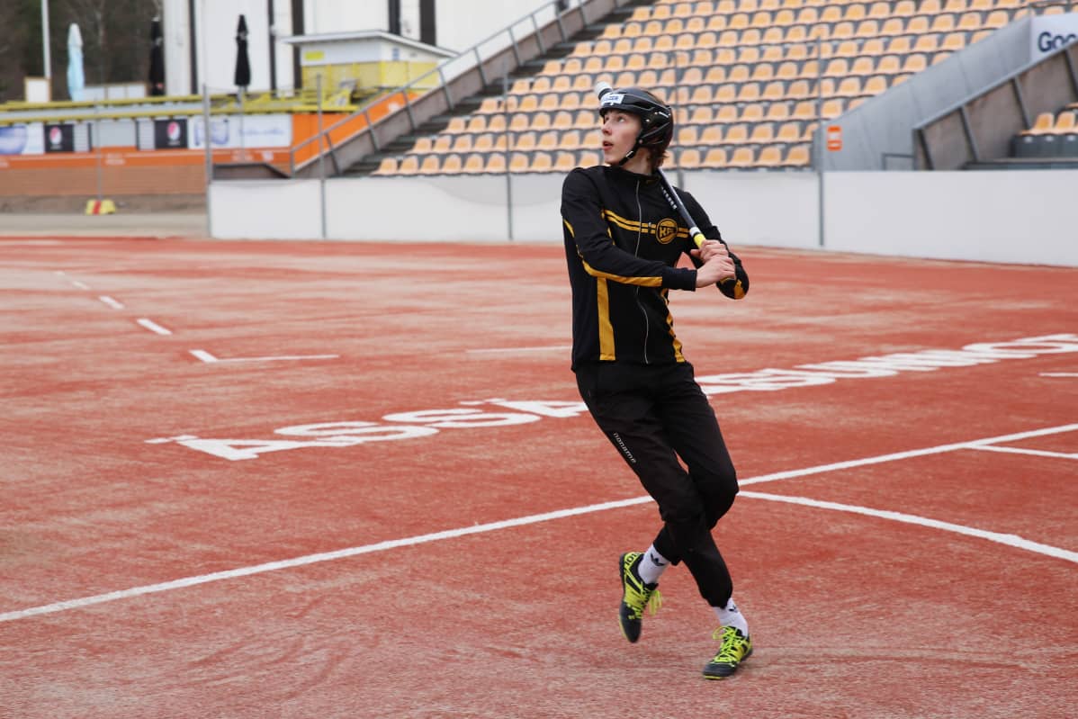 Kouvolan pallonlyöjien C-juniori Aaron Honkanen.