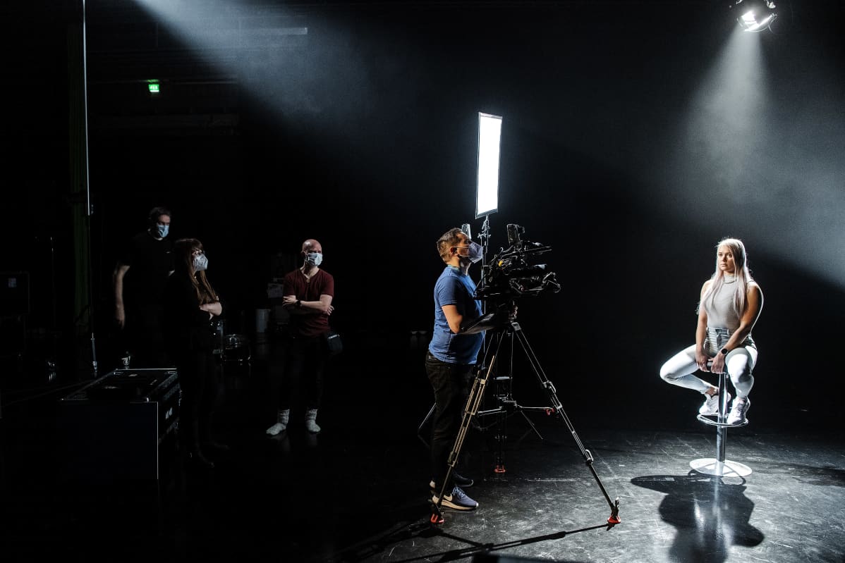 studiossa Mira Ahola