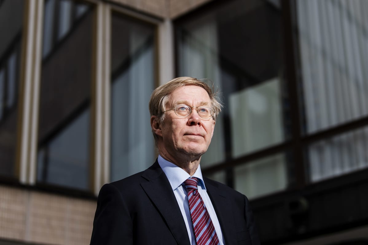 Professori Heikki Halila kuvattiin Porthanialla.