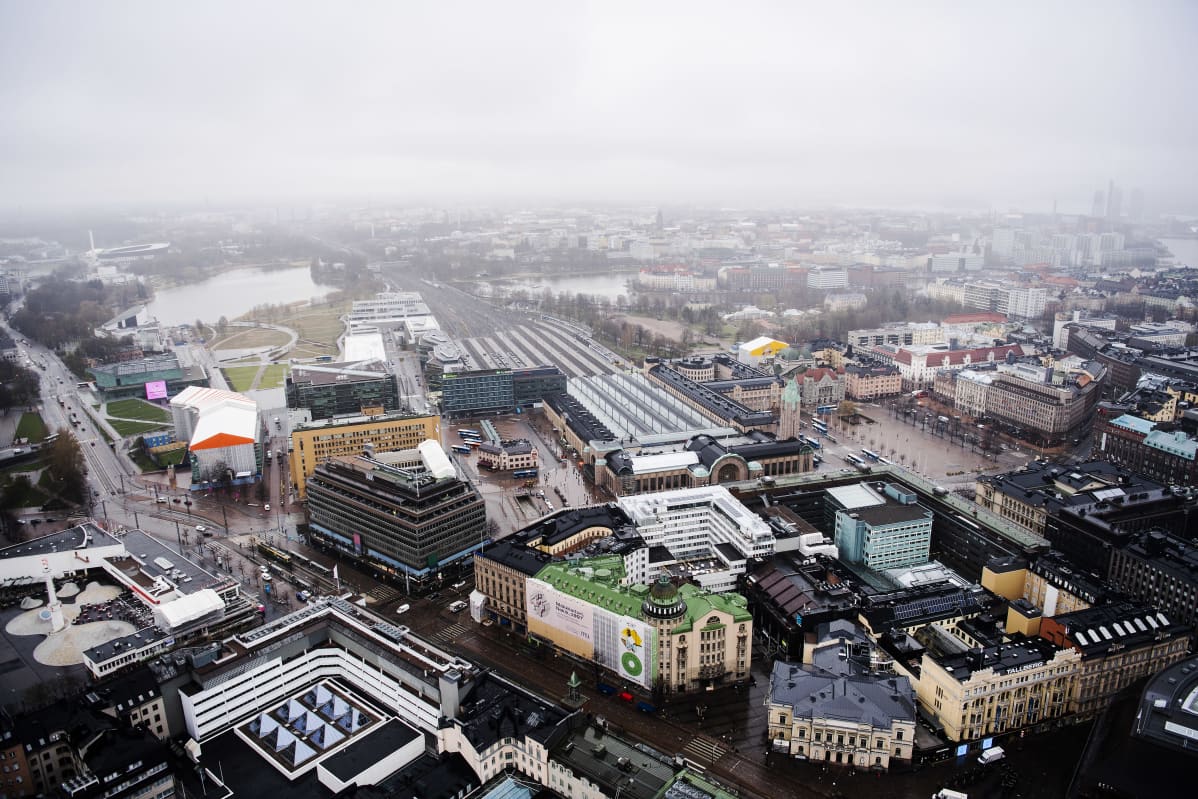 Ilmakuvassa on Helsingin päärautatieasema toukokuussa 2021.