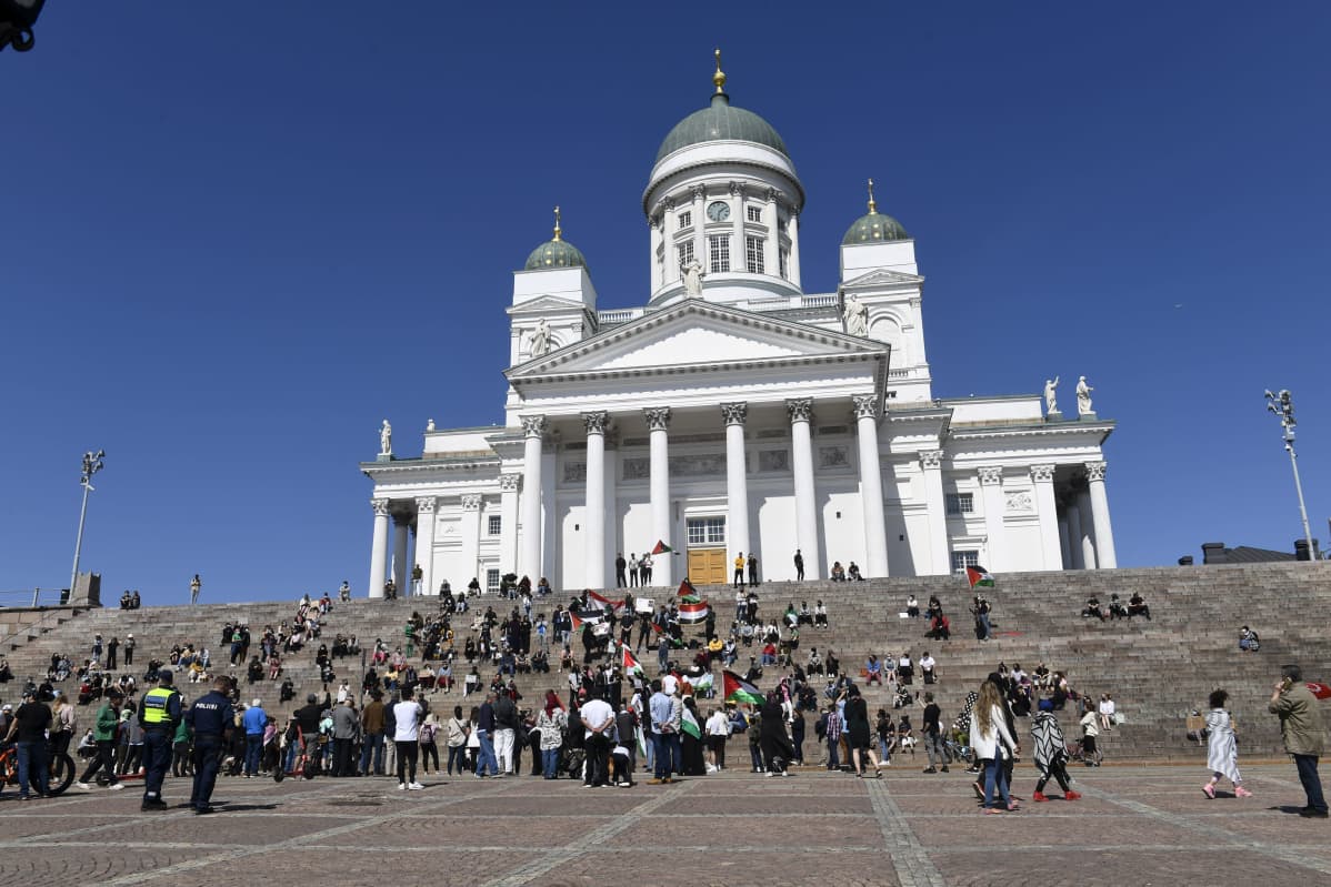 Suomi-Syyria Ystävyysseura järjesti Solidaarisuutta palestiinalaisille -tapahtuman Helsingin Tuomiokirkon edessä 16. toukokuuta 2021.