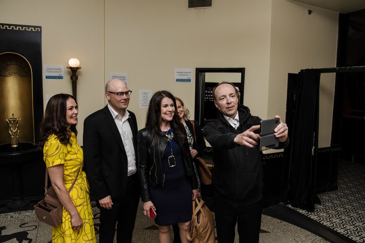 Lulu Ranne, Simo Grönroos, Arja Juvonen, Riikka Purra ja Jussi Halla-aho ottivat selfien.