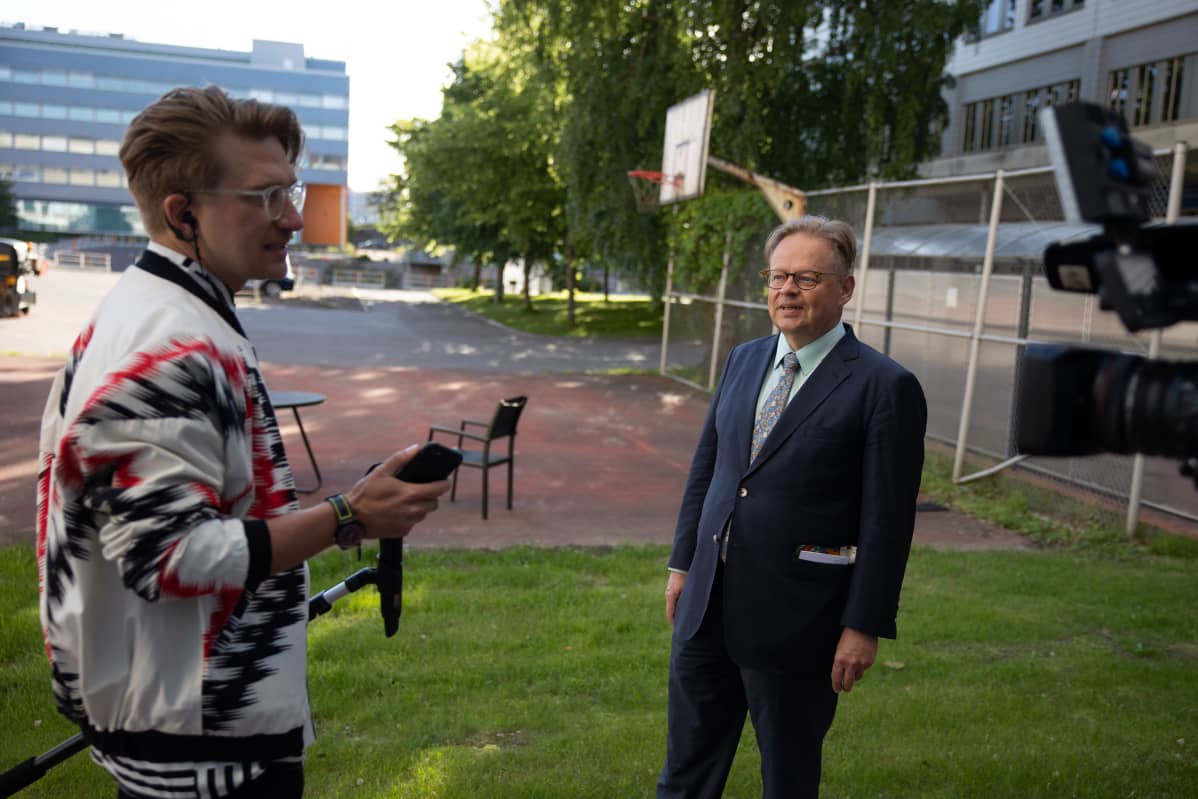 Juhana Vartiainen TV-haastattelussa.