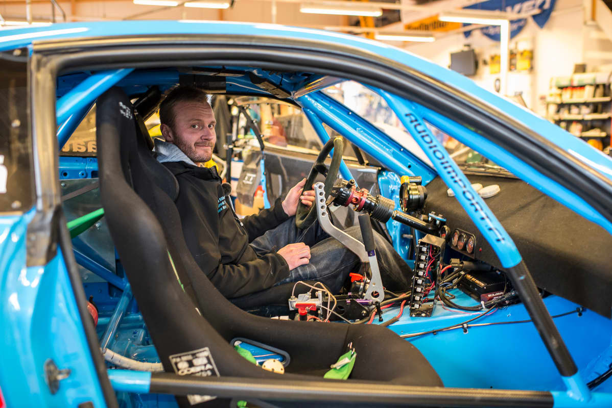 Niko Määttälä autossa.