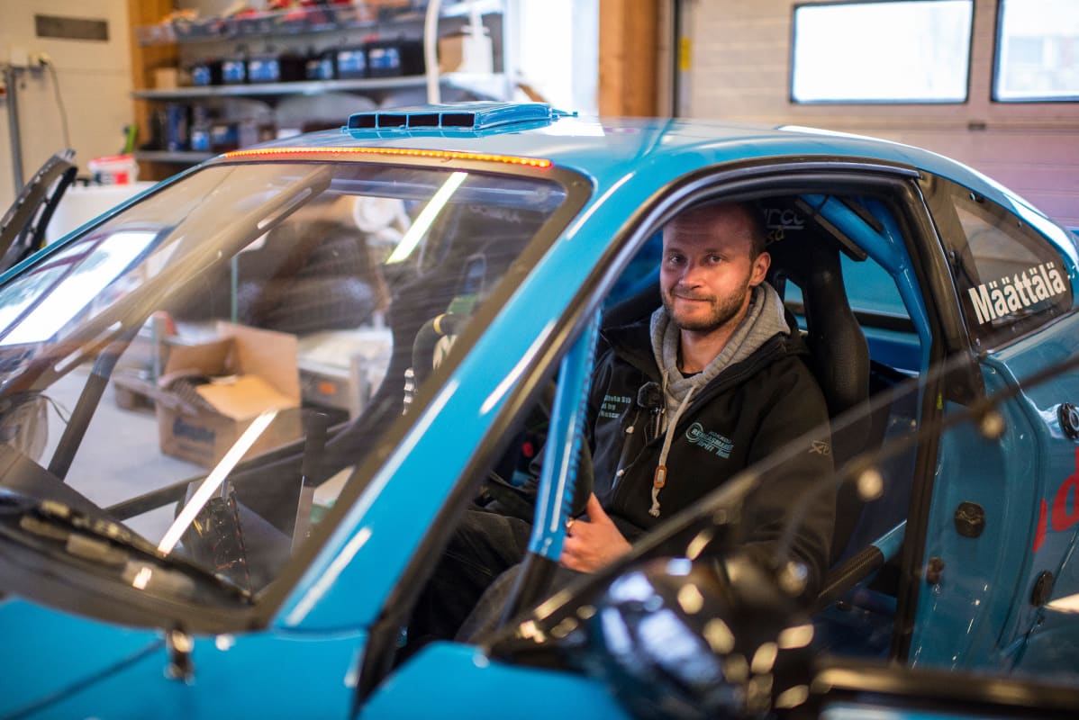 Niko Määttälä autossa.