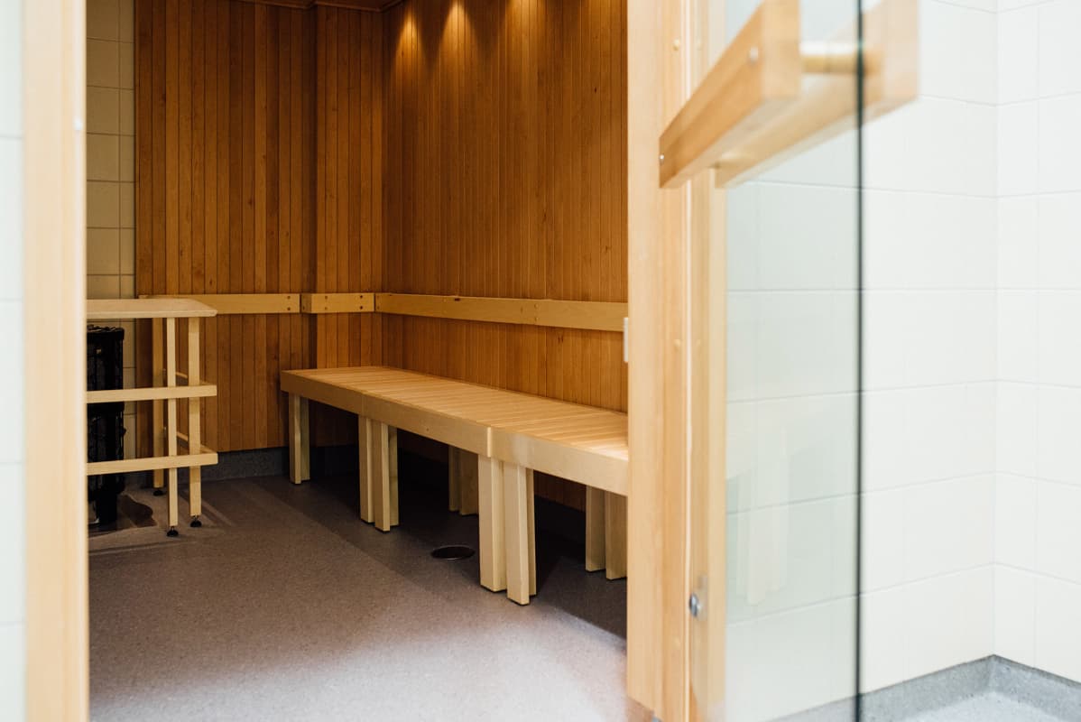 Sauna missä lauteet on noin normaalilla istumakorkeudella eikä korkealla niin kuin saunoissa yleisesti.