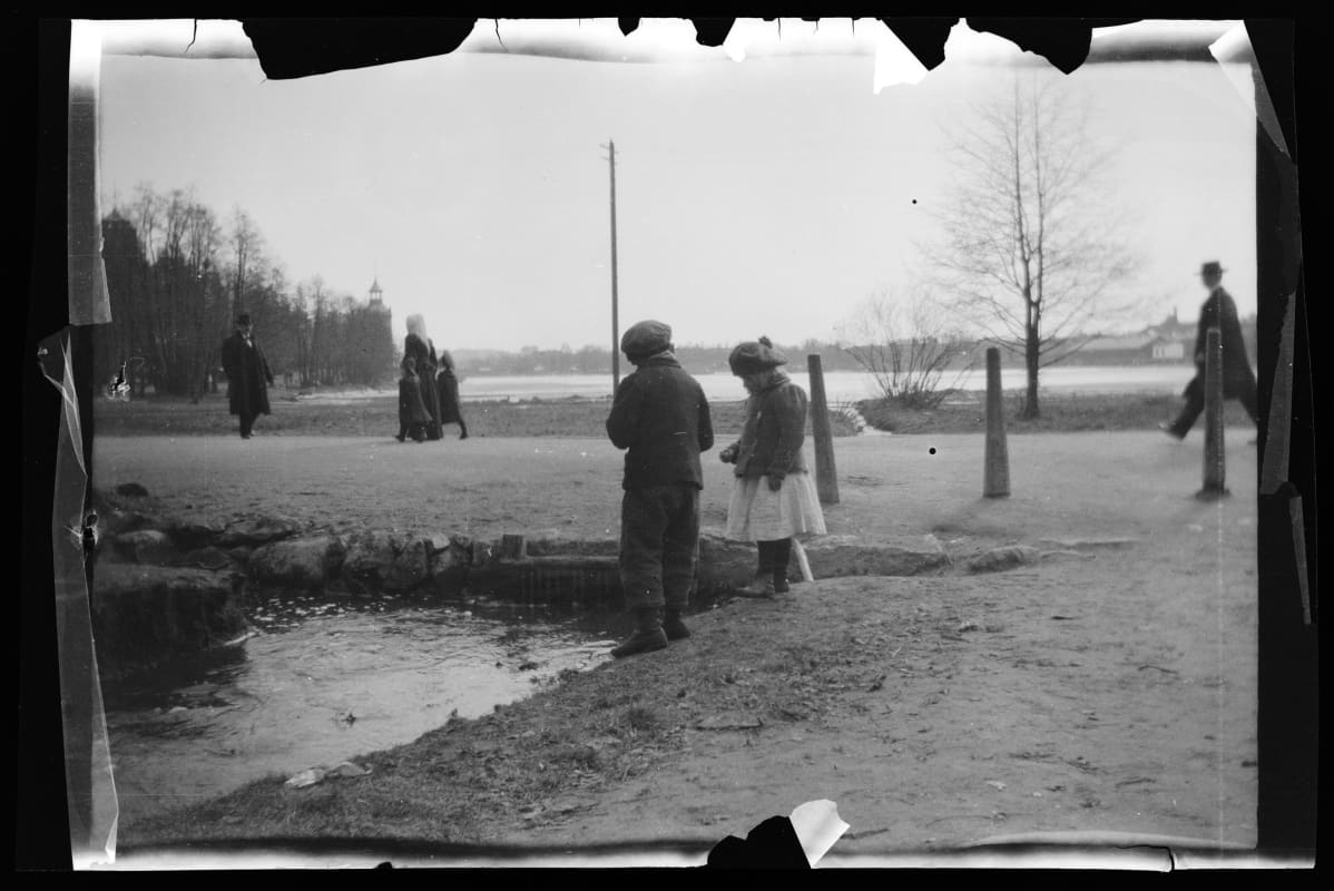 Tyttö ja poika Eläintarhanlahdella, 1902
