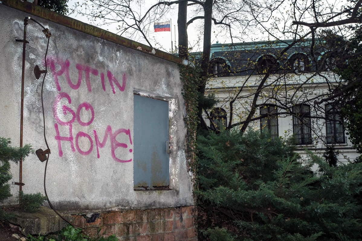 "Putin go home" seinäkirjoitus lähellä Venäjän suurlähetystöä Prahassa.