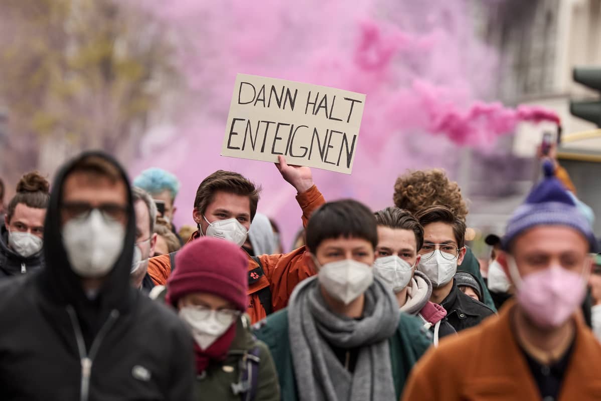 Mielenosoittajat osoittavat mieltä gentrifikaatiota vastaan Berliinissä.
