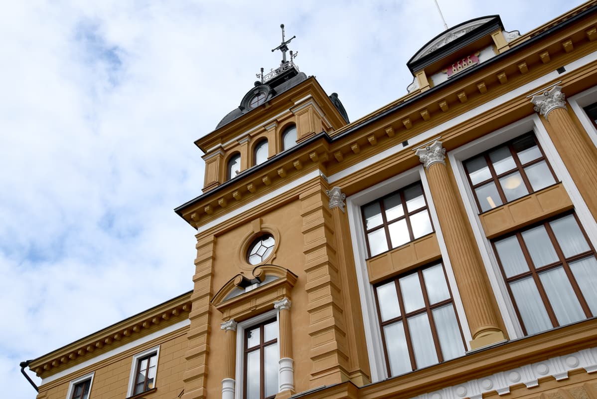 Oulun kaupungintalon julkisivu.