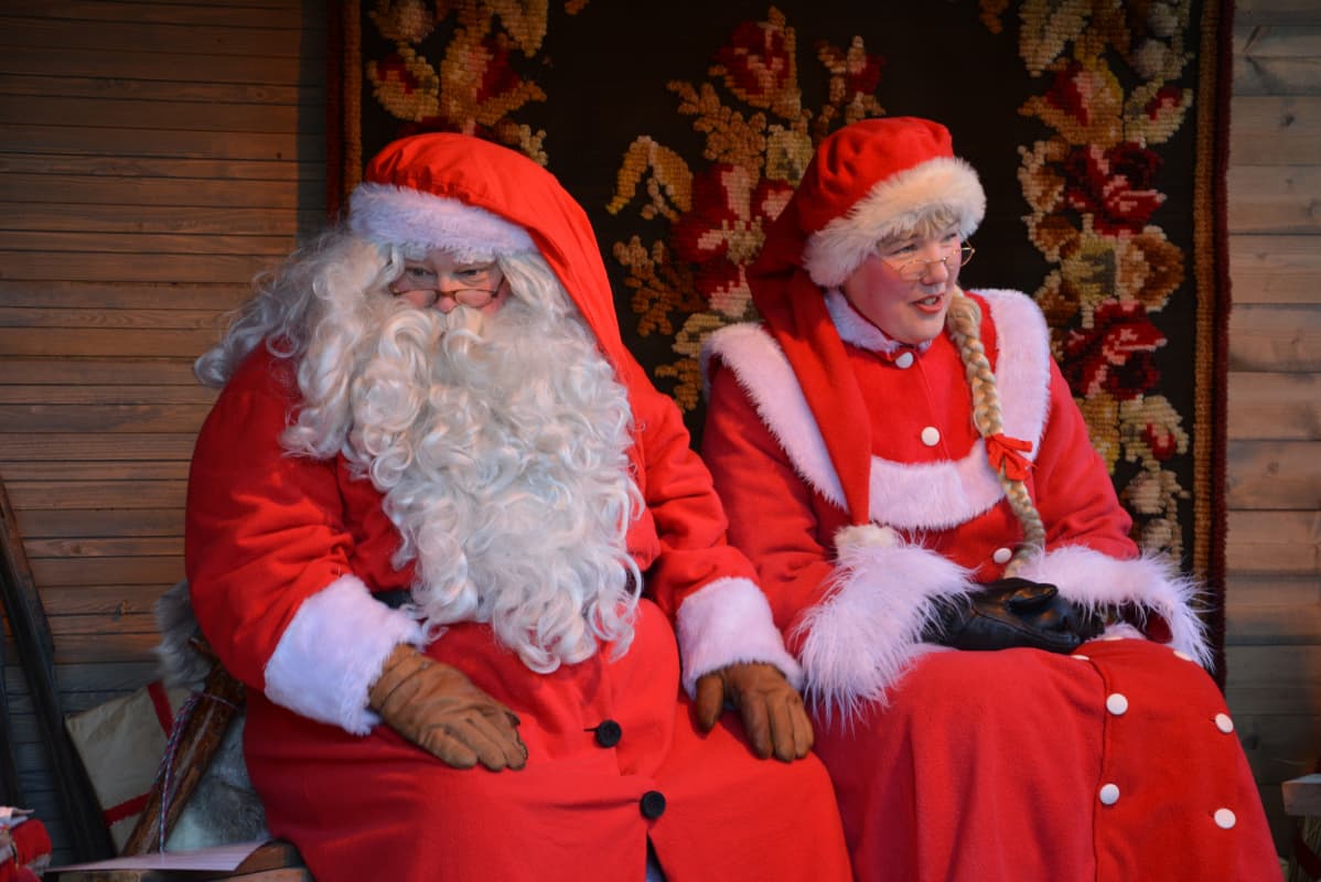 Julgubben och tomtemor sitter bredvid varandra.