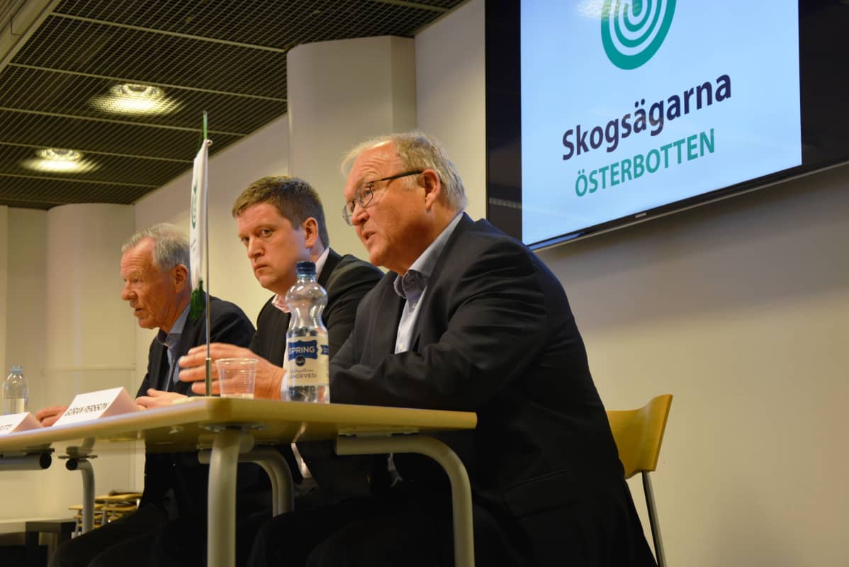 Anders Wiklöf, Jan Slotte och Göran Persson på Skogsvårdsföreningens pressinfo på Academill i Vasa.