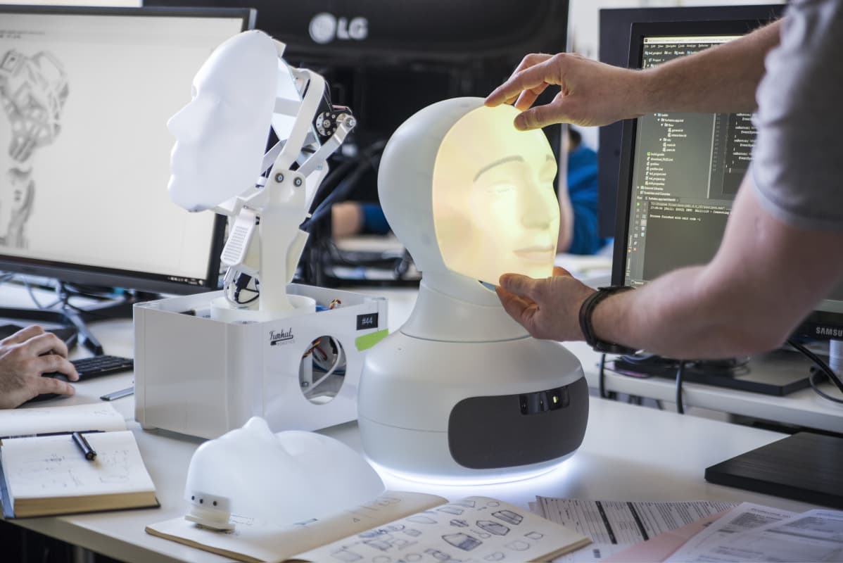Robotille asennetaan kasvoja.
