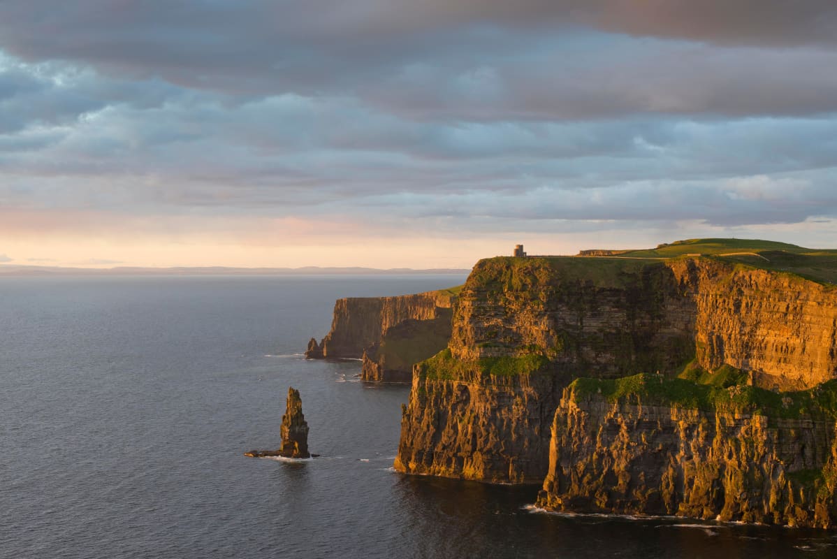 Irlannin suosituin nähtävyys Cliffs of Moher ikuistettuna auringonlaskussa.