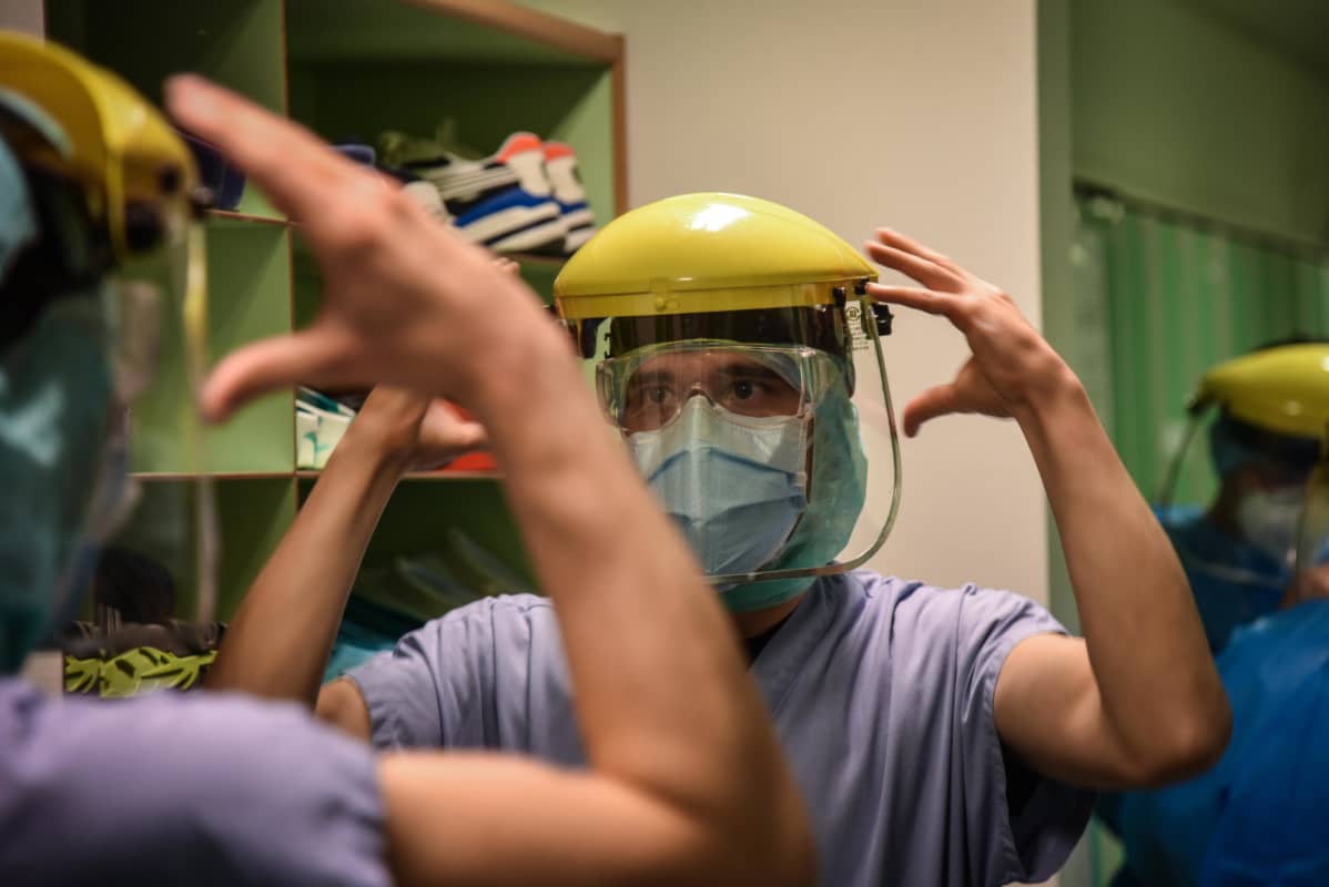 Hoitohenkilöstö puki suojaimia huhtikuun alussa Humanitas-sairaalassa Rozzanossa, lähellä Milanoa.