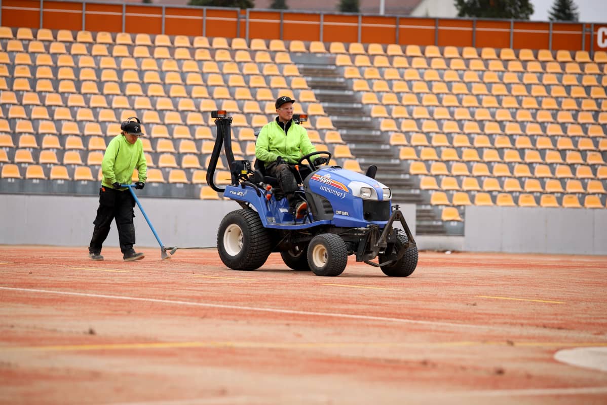 Kouvolan pesäpallostadionin pintaa puretaan