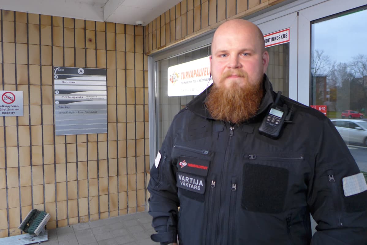 vartiontiliikkeen mies liikkeen edustalla
