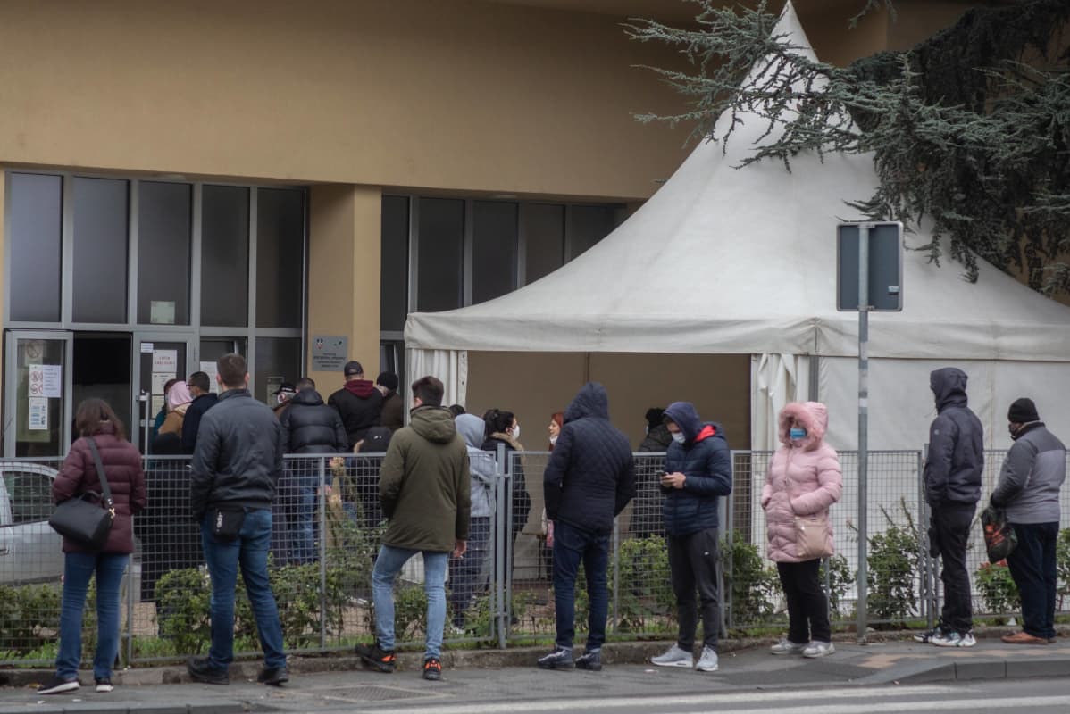 Serbiassa koronatilanne pahenee. Viime viikolla rikottiin sadan tuhannen tartunnan raja, ja nyt tartuntoja on jo yli 160 000, käy ilmi Johns Hopkins -yliopiston seurannasta. Ihmiset jonottivat koronatestiin Belgradissa 19. marraskuuta 2020.