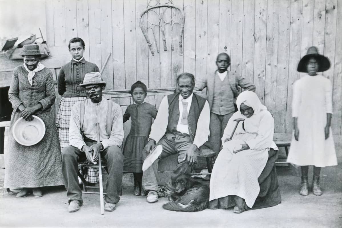 Mustavalkoinen sukuvalokuva. Harriet Tubman seisoo kuvan vasemmassa laidassa.