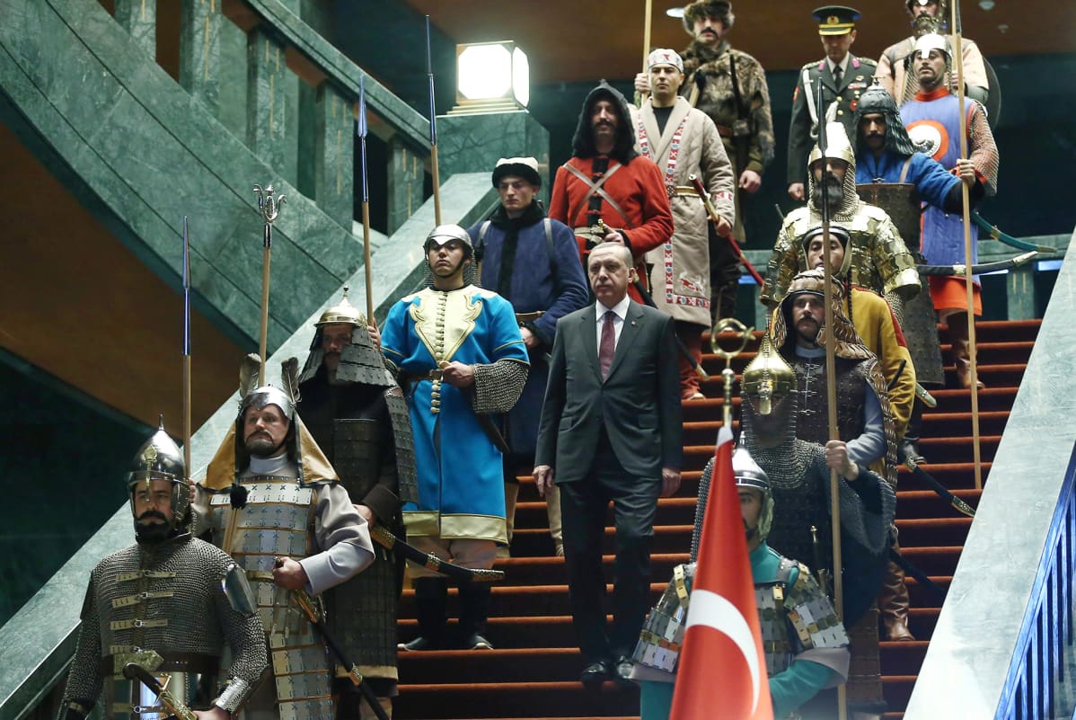 Presidentti Recep Tayyip Erdoğan esiintyi presidentinpalatsissa historiallisiin sotilasasuihin pukeutuneen kunniavartioston keskellä. Kuva tammikuulta 2015.