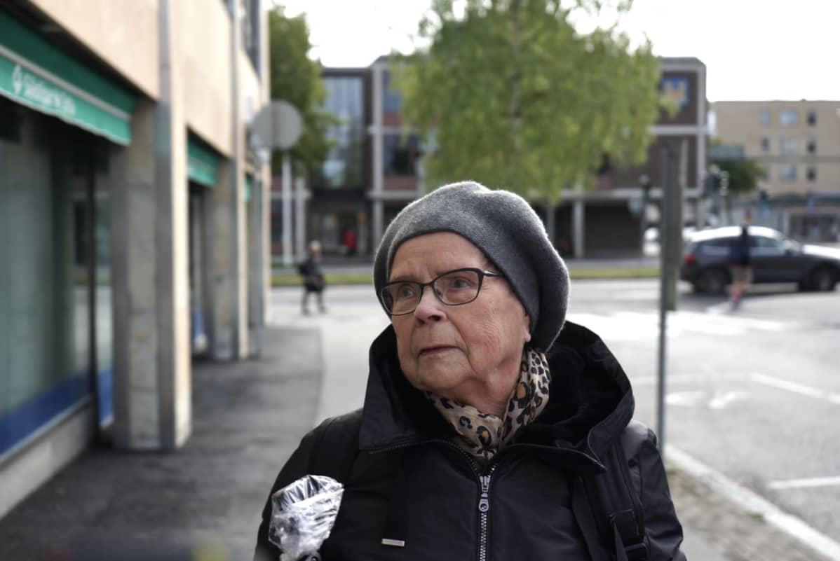 Tyyne Valtanen vastaa galluppiin Kajaanissa.
