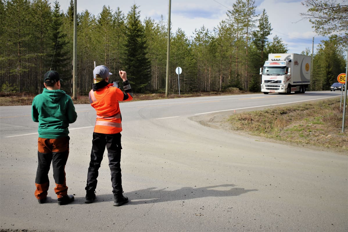 Teerijärveläiset serkukset Viktor Vesala ja Daniel Granbacka odottavat innokkaina rekkaa