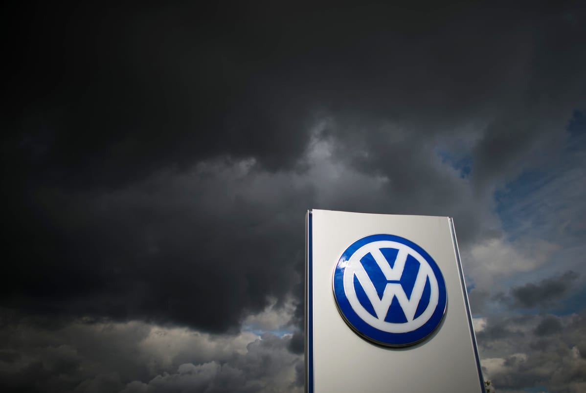 Volkswagenin logo tummaa taivasta vasten.