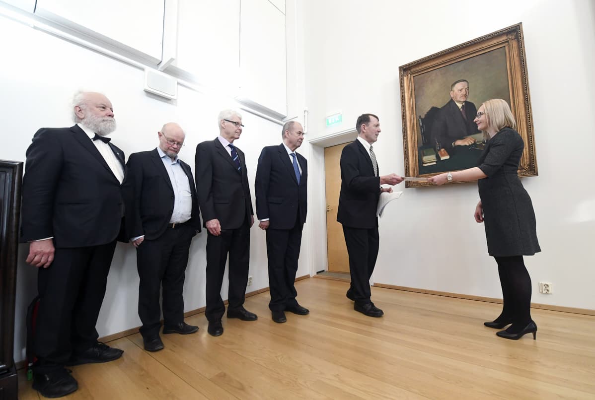 Eduskunnan puhemies Maria Lohela ottaa vastaan eutanasian laillistamista kannattavan kansalaisaloitteen.