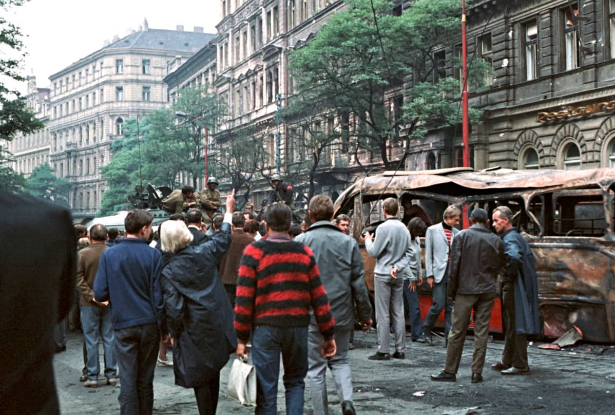 Neuvvostoliittolaisia tankkeja Prahan kadulla 1968.