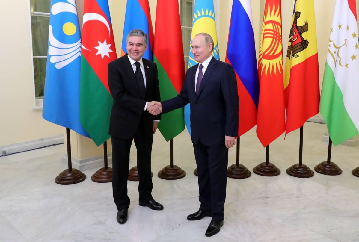Turkmenistanin ja Venäjän presidentit kättelevät.