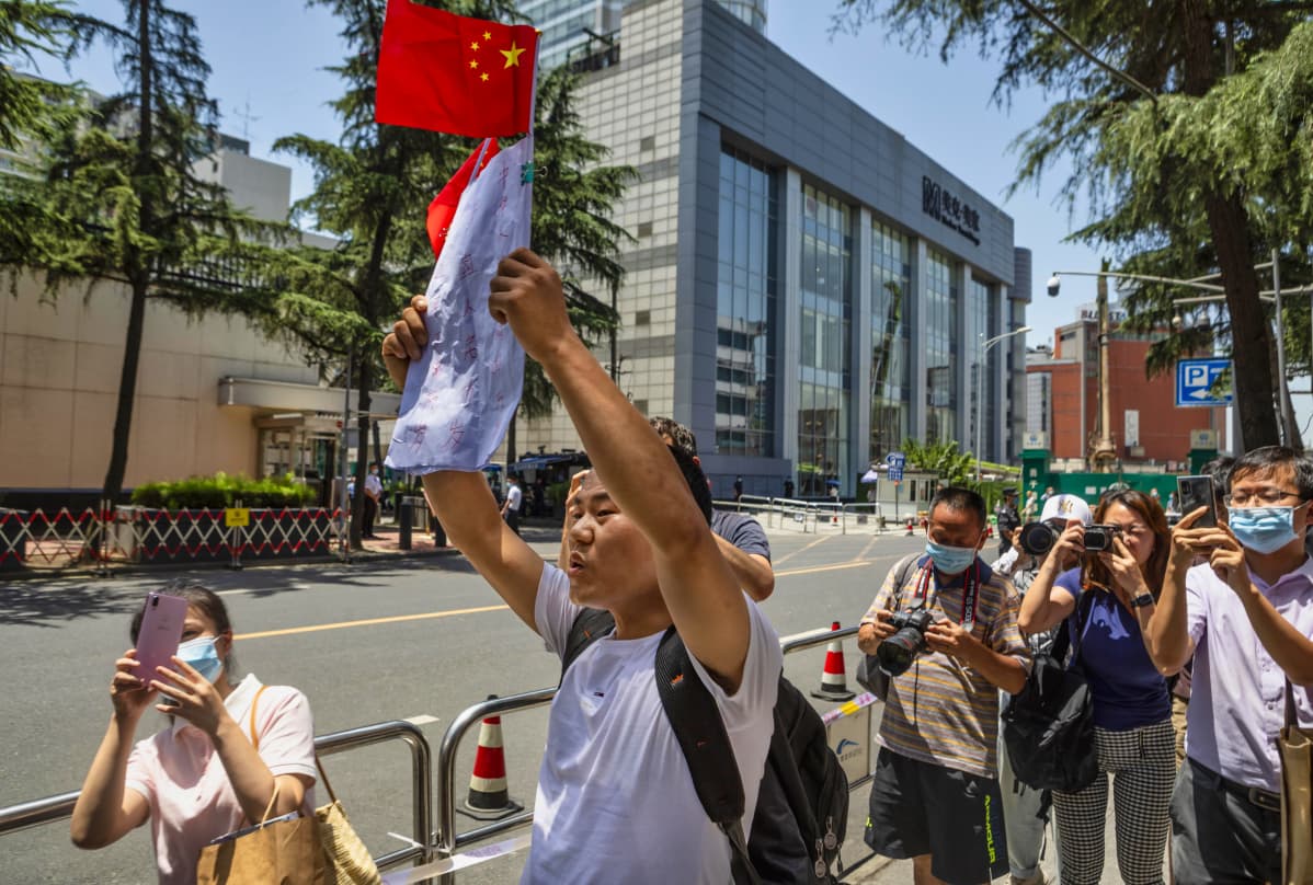 Protestoijia USA:n Chengdun-konsulaatin edustalla Kiinassa heinäkuussa 2020. Kiina määräsi heinäkuussa Yhdysvaltoja sulkemaan konsulaatin vastatoimena USA:n päätökselle sulkea Kiinan Houstonin-konsulaatti Texasissa.