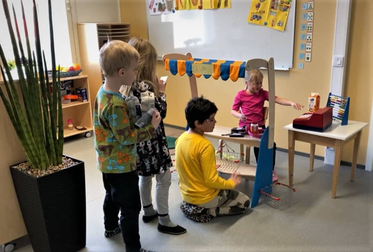 Vaasan Metsäkallion päiväkodin esikoululaiset leikkivät.