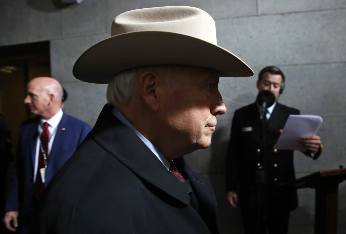 Dick Cheney vaalea stetsonhattu päässään.