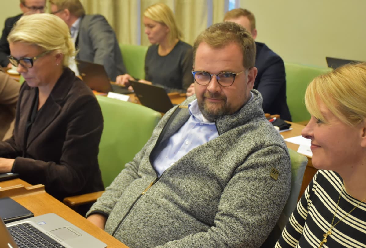 Porin kokoomuksen valtuustoryhmän puheenjohtaja Anttivesa Knuuttila (myös Porin teatterin talous- ja hallintojohtaja)