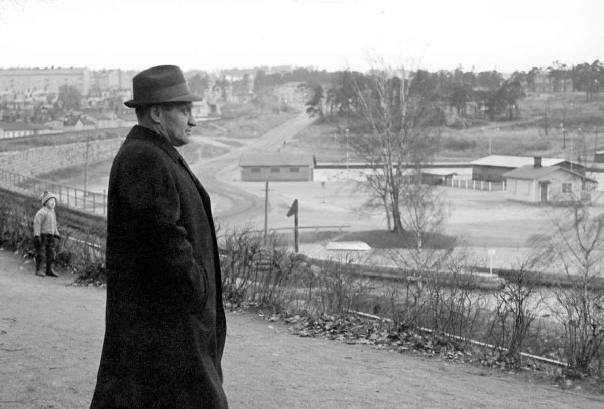 Tesvision ohjelma Tie Pentinkulmalle 1964. Väinö Linna Näsinpuistossa