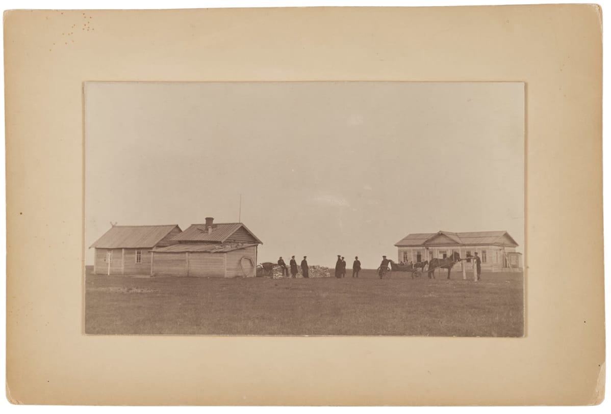 Pysähdyspaikka Siperiaan karkotetuille. Hevoskärryt pihalla 1890-luvulla..