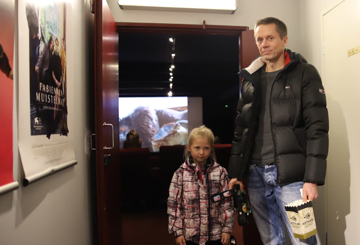 isä ja tytär menossa elokuviin
