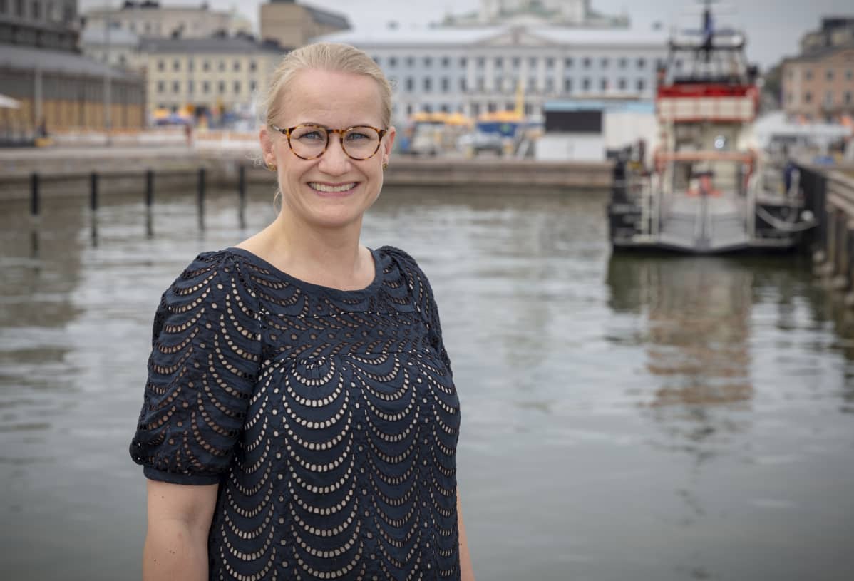 Työmarkkinajuristi Maija Mattila Etelärannassa.