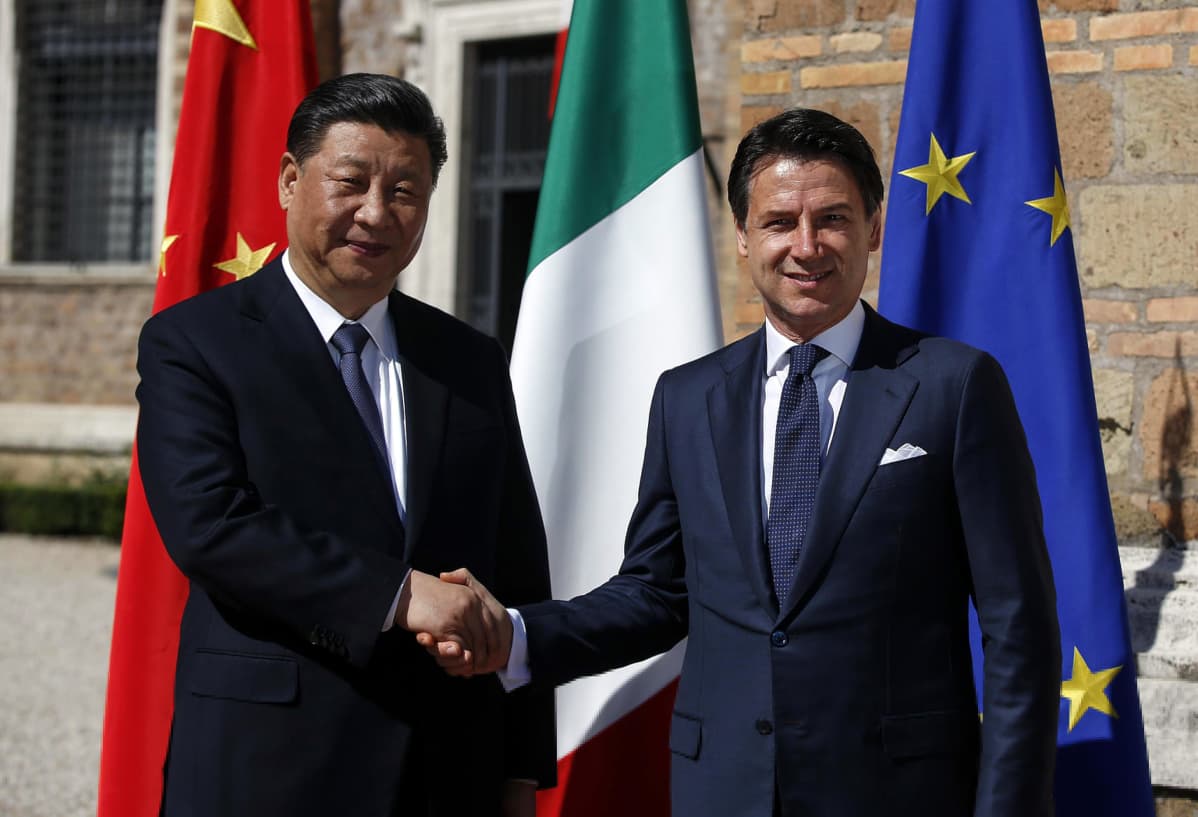 Kiinan presidentti Xi Jinping ja Italian pääministeri Giuseppe Conte allekirjoittavat maaliskuussa yhteisen julistuksen uudesta silkkitiestä.